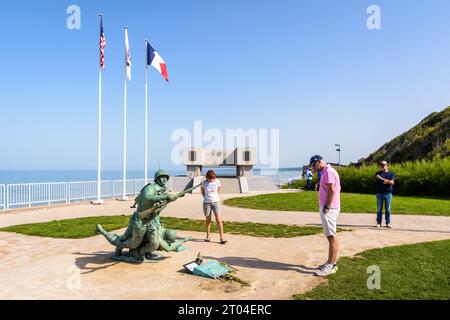 Touristen vor der immer vordersten Statue, die 2014 in Vierville-sur-Mer zum Gedenken an die Truppen der 29. US-Division errichtet wurde, die am Omaha Beach landeten Stockfoto