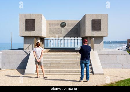 Touristen vor dem National Guard Monument, das 2014 in Vierville-sur-Mer zum Gedenken an die Nationalgarde errichtet wurde, die am Omaha Beach landeten. Stockfoto