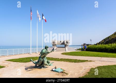 „Ever Forward“-Statue und das Denkmal der Nationalgarde, errichtet 2014 in Vierville-sur-Mer, Frankreich, zum Gedenken an die US-Soldaten, die am Omaha Beach landeten Stockfoto