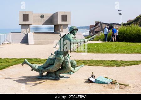 „Ever Forward“-Statue und das Denkmal der Nationalgarde, errichtet 2014 in Vierville-sur-Mer, Frankreich, zum Gedenken an die US-Soldaten, die am Omaha Beach landeten Stockfoto