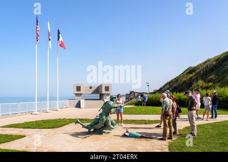 Touristen vor der immer vordersten Statue, die 2014 in Vierville-sur-Mer zum Gedenken an die Truppen der 29. US-Division errichtet wurde, die am Omaha Beach landeten Stockfoto