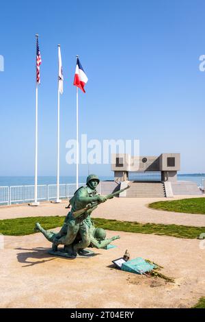 „Ever Forward“-Statue und das Denkmal der Nationalgarde, errichtet 2014 in Vierville-sur-Mer, Frankreich, zum Gedenken an die US-Soldaten, die am Omaha Beach landeten Stockfoto