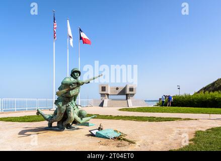 „Ever Forward“-Statue und das Denkmal der Nationalgarde, errichtet 2014 in Vierville-sur-Mer, Frankreich, zum Gedenken an die US-Soldaten, die am Omaha Beach landeten Stockfoto