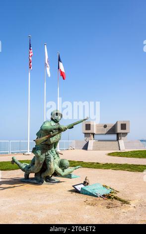 „Ever Forward“-Statue und das Denkmal der Nationalgarde, errichtet 2014 in Vierville-sur-Mer, Frankreich, zum Gedenken an die US-Soldaten, die am Omaha Beach landeten Stockfoto