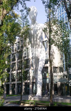 München Deutschland - der wandelnde Mann ist die Skulptur von Jonathan Borofsky in der Leopoldstraße. Stockfoto