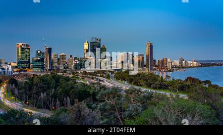 Perth, WA, Australien - Panoramablick auf die Stadt bei Sonnenuntergang Stockfoto