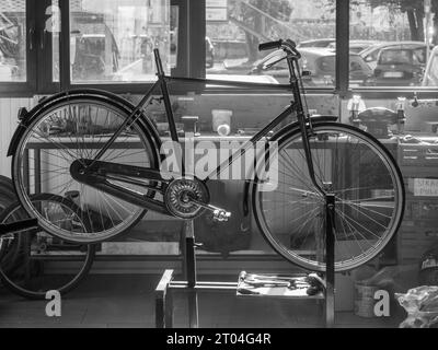 Im Fahrradladen und Reparatur, handwerklicher Experte Mechaniker repariert und zerstört das Fahrrad Stockfoto