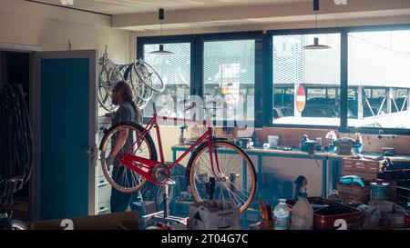 Im Fahrradladen und Reparatur, handwerklicher Experte Mechaniker repariert und zerstört das Fahrrad Stockfoto