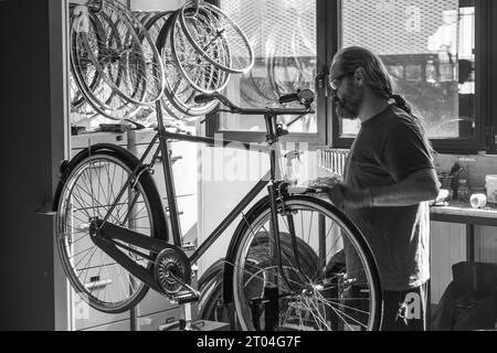 Im Fahrradladen und Reparatur, handwerklicher Experte Mechaniker repariert und zerstört das Fahrrad Stockfoto