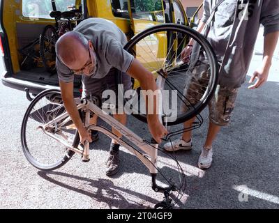 Im Fahrradladen und Reparatur, handwerklicher Experte Mechaniker repariert und zerstört das Fahrrad Stockfoto