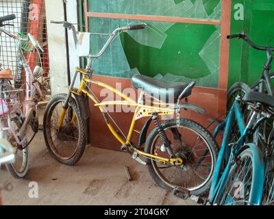 Im Fahrradladen und Reparatur, handwerklicher Experte Mechaniker repariert und zerstört das Fahrrad Stockfoto