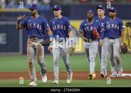 St. Petersburg, FL USA; Rechtsfeldspieler Adolis Garcia (53) der Texas Rangers macht sich nach einer MLB Wild Card für die traditionellen Handschütteln der Gewinner bereit Stockfoto