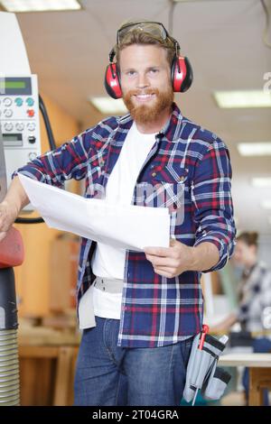 Mann Bedienen von Maschinen im Werk Stockfoto