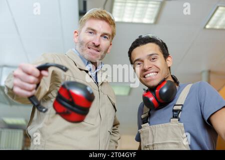 Porträt zweier Arbeiter mit Kapselgehörschützern Stockfoto