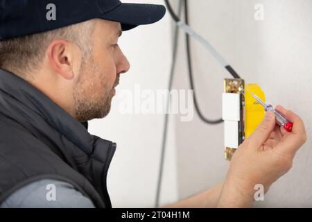 Ein Elektriker arbeitet mit Kabeln Stockfoto