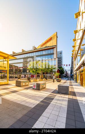 STOCKHOLM, SCHWEDEN - 11. JUNI 2022: Stadttheater Stockholm und Stadtkunstzentrum, Schwedisch: Kulturhuset Stadsteatern, riesiges Glasgebäude auf dem Hauptplatz in Stockholm, Schweden Stockfoto