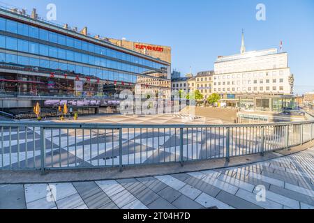 STOCKHOLM, SCHWEDEN - 11. JUNI 2022: Stadttheater Stockholm und Stadtkunstzentrum, Schwedisch: Kulturhuset Stadsteatern, riesiges Glasgebäude auf dem Hauptplatz in Stockholm, Schweden Stockfoto