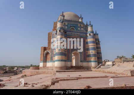 Das majestätische Uch Sharif: Ein Blick in die Geschichte. Der Panoramablick auf Uch Sharif mit seinen architektonischen Schätzen, die die Skyline anmutig prägen. Stockfoto