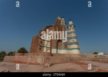 Das majestätische Uch Sharif: Ein Blick in die Geschichte. Der Panoramablick auf Uch Sharif mit seinen architektonischen Schätzen, die die Skyline anmutig prägen. Stockfoto