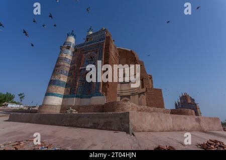 Das majestätische Uch Sharif: Ein Blick in die Geschichte. Der Panoramablick auf Uch Sharif mit seinen architektonischen Schätzen, die die Skyline anmutig prägen. Stockfoto