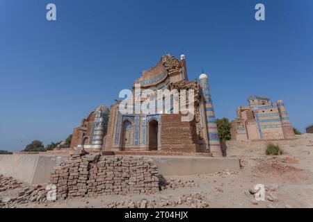 Das majestätische Uch Sharif: Ein Blick in die Geschichte. Der Panoramablick auf Uch Sharif mit seinen architektonischen Schätzen, die die Skyline anmutig prägen. Stockfoto