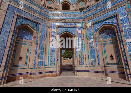 Das majestätische Uch Sharif: Ein Blick in die Geschichte. Der Panoramablick auf Uch Sharif mit seinen architektonischen Schätzen, die die Skyline anmutig prägen. Stockfoto