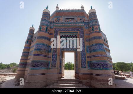 Das majestätische Uch Sharif: Ein Blick in die Geschichte. Der Panoramablick auf Uch Sharif mit seinen architektonischen Schätzen, die die Skyline anmutig prägen. Stockfoto