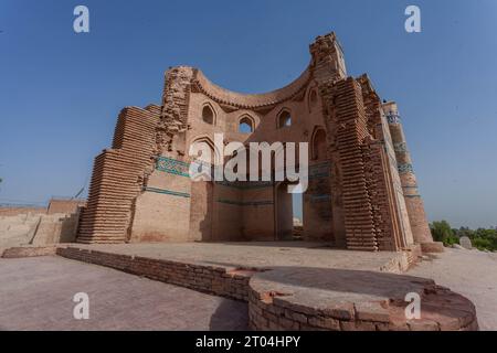 Das majestätische Uch Sharif: Ein Blick in die Geschichte. Der Panoramablick auf Uch Sharif mit seinen architektonischen Schätzen, die die Skyline anmutig prägen. Stockfoto