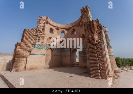 Das majestätische Uch Sharif: Ein Blick in die Geschichte. Der Panoramablick auf Uch Sharif mit seinen architektonischen Schätzen, die die Skyline anmutig prägen. Stockfoto