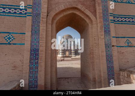 Das majestätische Uch Sharif: Ein Blick in die Geschichte. Der Panoramablick auf Uch Sharif mit seinen architektonischen Schätzen, die die Skyline anmutig prägen. Stockfoto