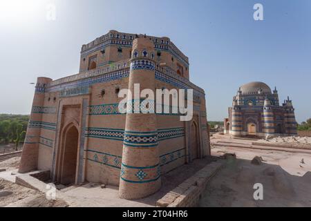 Das majestätische Uch Sharif: Ein Blick in die Geschichte. Der Panoramablick auf Uch Sharif mit seinen architektonischen Schätzen, die die Skyline anmutig prägen. Stockfoto