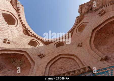 Das majestätische Uch Sharif: Ein Blick in die Geschichte. Der Panoramablick auf Uch Sharif mit seinen architektonischen Schätzen, die die Skyline anmutig prägen. Stockfoto