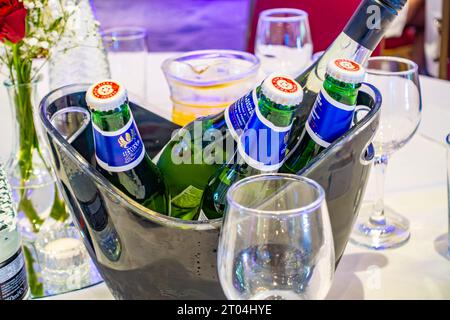 Flaschen Peroni Bier auf einem Tisch auf einer Party Stockfoto