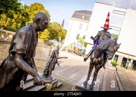 Hannover, Deutschland. Oktober 2023. Unbekannte Personen haben auf dem Göttinger Siebenplatz einen Verkehrskegel auf die Reiterfigur von König Ernst August des Künstlers Floriano Bodini gelegt. Kredit: Moritz Frankenberg/dpa/Alamy Live News Stockfoto