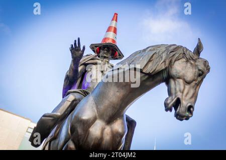 Hannover, Deutschland. Oktober 2023. Unbekannte Personen haben auf dem Göttinger Siebenplatz einen Verkehrskegel auf die Reiterfigur von König Ernst August des Künstlers Floriano Bodini gelegt. Kredit: Moritz Frankenberg/dpa/Alamy Live News Stockfoto