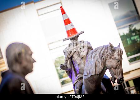 Hannover, Deutschland. Oktober 2023. Unbekannte Personen haben auf dem Göttinger Siebenplatz einen Verkehrskegel auf die Reiterfigur von König Ernst August des Künstlers Floriano Bodini gelegt. Kredit: Moritz Frankenberg/dpa/Alamy Live News Stockfoto