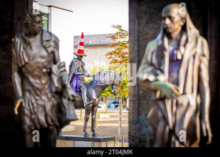 Hannover, Deutschland. Oktober 2023. Unbekannte Personen haben auf dem Göttinger Siebenplatz einen Verkehrskegel auf die Reiterfigur von König Ernst August des Künstlers Floriano Bodini gelegt. Kredit: Moritz Frankenberg/dpa/Alamy Live News Stockfoto