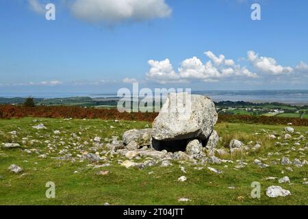 King Arthur's Stone Up auf dem Cefn Bryn Ridge auf der Gower AONB Halbinsel an einem sonnigen Septembertag - Parkplatz in der Nähe. 8 km langer Old Red Sandstone Stockfoto