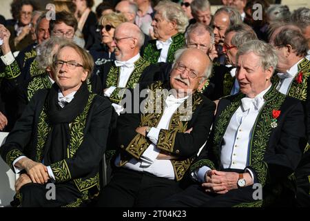 Paris, Frankreich. Oktober 2023. Mitglied der Academie Francaise einschließlich Erik Orsenna während einer nationalen Hommage für den späten französischen Historiker und ständige Sekretärin der Academie Francaise (Französische Akademie) Helene Carrere d'Encausse im Hotel des Invalides in Paris, Frankreich am 3. Oktober 2023. Foto: Eric Tschaen/Pool/ABACAPRESS.COM Credit: Abaca Press/Alamy Live News Stockfoto