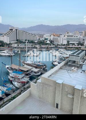 Eilat Marina am Wasser mit Booten vor dem King Solomon Hotel und Lagoona Hotel, beide bei Isrotel Stockfoto