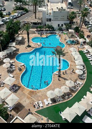 Blick von oben auf den Swimmingpool im Caesar Premier Resort Hotel in Eilat am Nordstrand Stockfoto