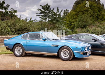 1977 Aston Martin V8 Vantage, Concours of Elegance 2023, Hampton Court Palace, London, Großbritannien Stockfoto
