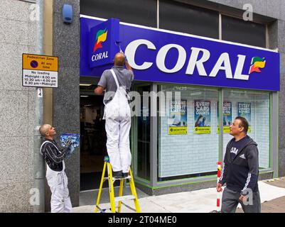 Zwei Männer malen das Schild in Corals Wettgeschäft in Castleford, West Yorkshire, England, Großbritannien Stockfoto