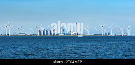 Kraftwerk Eemshaven. Das Kraftwerk Eemshaven ist ein Kohlekraftwerk in den Niederlanden. Es ist eines von mehreren großen Kraftwerken in der Eemsha Stockfoto