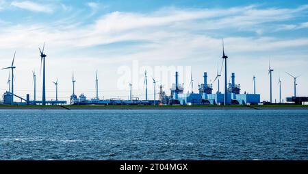 Kraftwerk Eemshaven. Das Kraftwerk Eemshaven ist ein Kohlekraftwerk in den Niederlanden. Es ist eines von mehreren großen Kraftwerken in der Eemsha Stockfoto