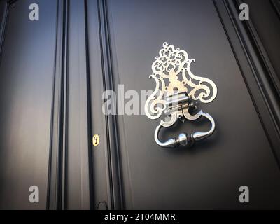 Tür und Klopfer von einem stilvollen französischen Herrenhaus Stockfoto