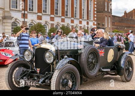 Prinz Michael von Kent fährt den 1929 4,5 Liter Le Mans Vanden Plas Stanley Mann Bentley im Concours of Elegance 2023, Hampton Court Palace, London Stockfoto