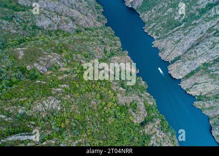 Drohnenansicht eines Schiffes, das auf dem Fluss Sil in der Ribeira Sacra, Weltkulturerbe, segelt Stockfoto