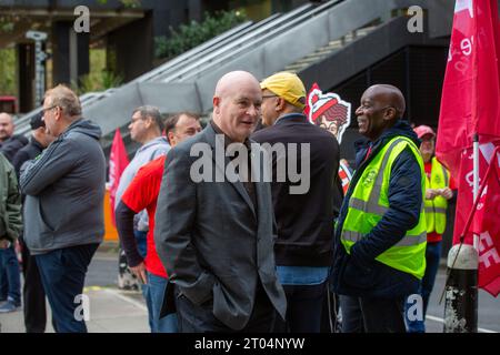 London, England, Großbritannien. Oktober 2023. RMT-Generalsekretär MICK LYNCH wird bei einem Besuch der ASLEF-Streiklinie vor der Euston Station beobachtet, während Mitarbeiter von 16 Eisenbahnunternehmen in ganz England streiken, um die Konservative Party-Konferenz in Manchester anzugreifen. (Kreditbild: © Tayfun Salci/ZUMA Press Wire) NUR REDAKTIONELLE VERWENDUNG! Nicht für kommerzielle ZWECKE! Quelle: ZUMA Press, Inc./Alamy Live News Stockfoto