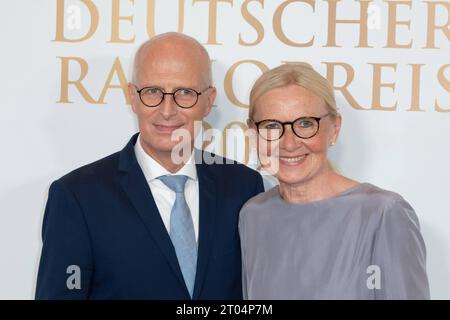 Peter TSCHENTSCHER, erster Büergermeister der Hansestadt Hamburg, mit Ehefrau Eva Maria, Roter Teppich, Roter Teppich Show, Ankunft, Ankunft, Verleihung des Deutschen Radiopreises 2023 in Hamburg am 07.09.2022, *** Peter TSCHENTSCHER, erster Bürgermeister der Hansestadt Hamburg, mit Ehefrau Eva Maria, roter Teppich, Roter Teppich Show, Ankunft, Ankunft, Ankunft, Verleihung des Deutschen Rundfunkpreises 2023 in Hamburg am 07 09 2022, Credit: Imago/Alamy Live News Stockfoto